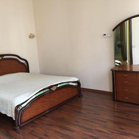 Студия На Дерибасовской Odessa Exterior foto